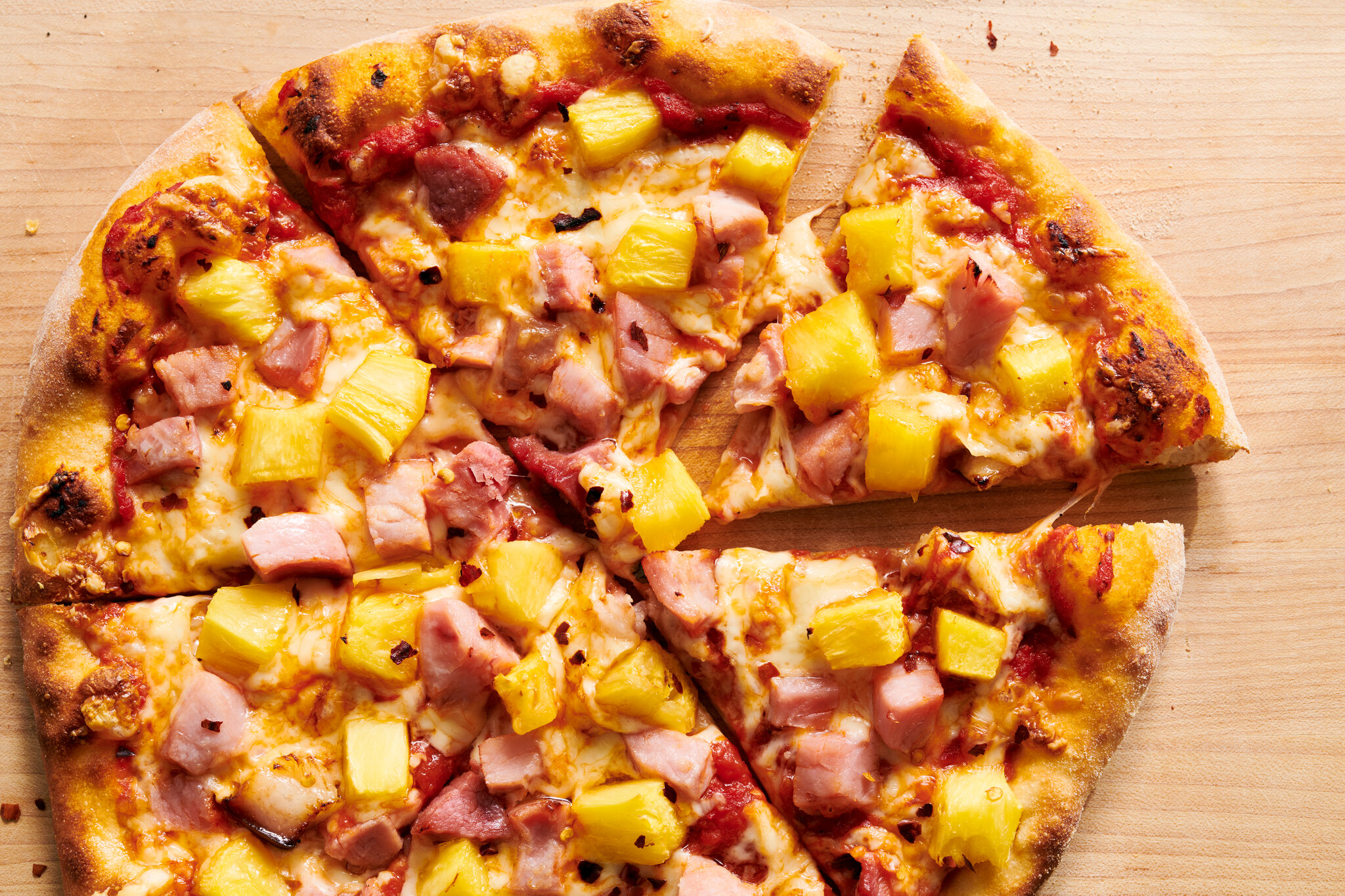 Aptos’ Hawaiian Heaven: Sweet Pineapple and Ham on a Golden, Cheesy Crust